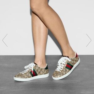 Size 8 WOMEN'S GUCCI ACE GG SUPREME SNEAKER WITH BEES